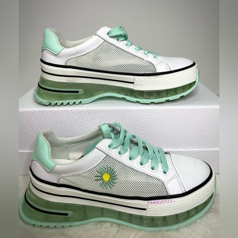 Worn twice!! Cute summer casual sneakers in size 6.5